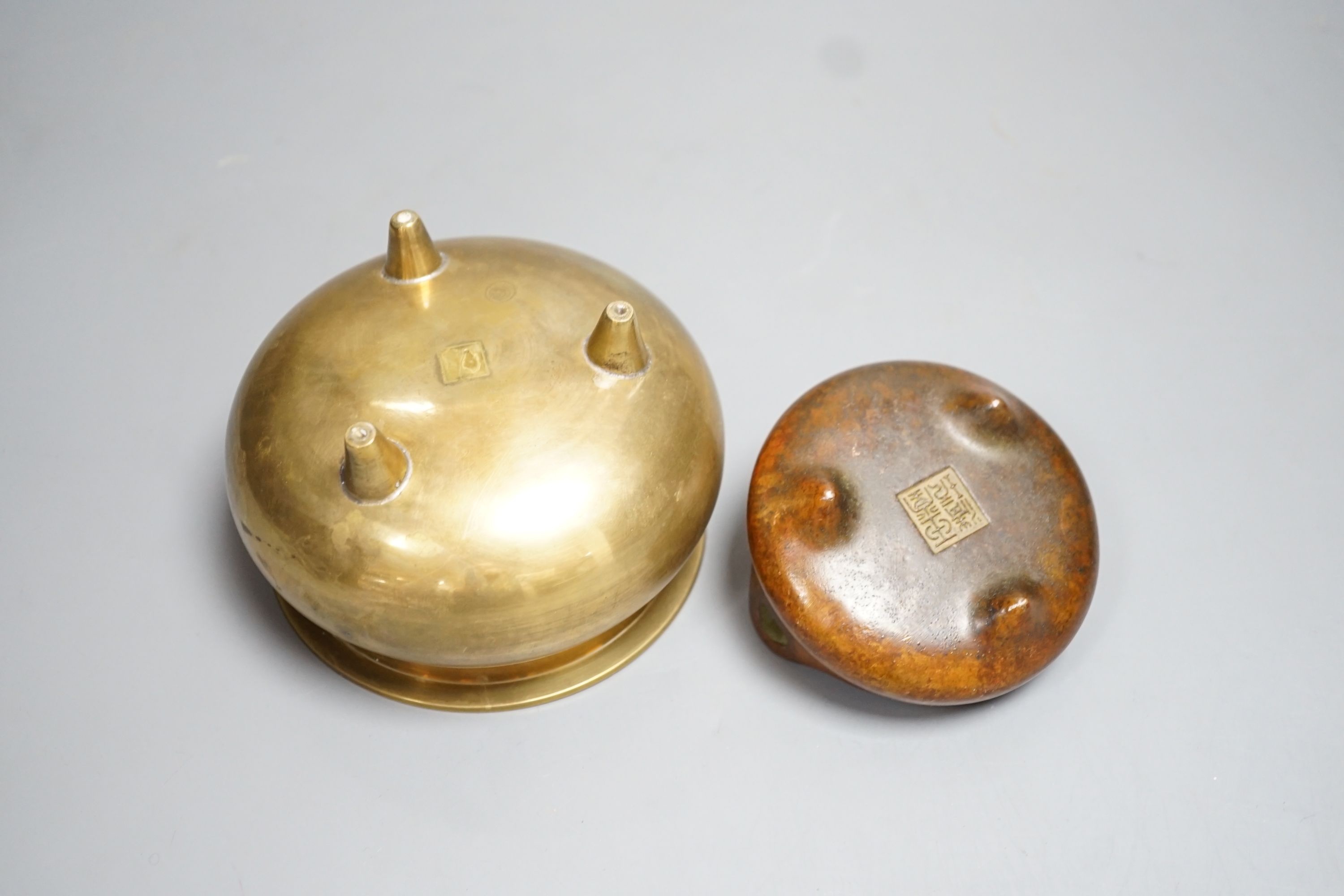 Two Chinese bronze censers, largest 11cm in diameter